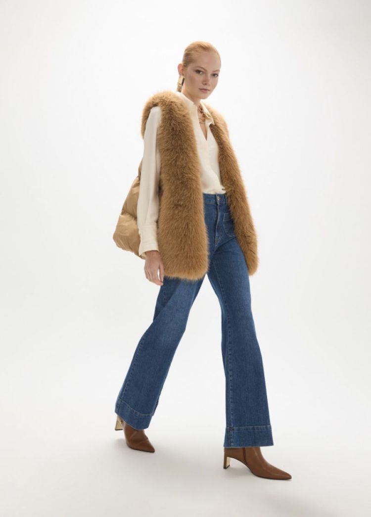 ANORAK CORTO CON CINTURON MARRON