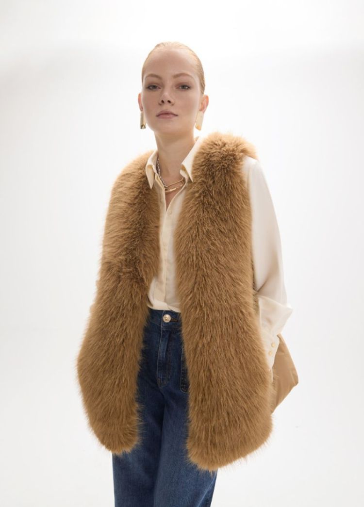 ANORAK CORTO CON CINTURON MARRON