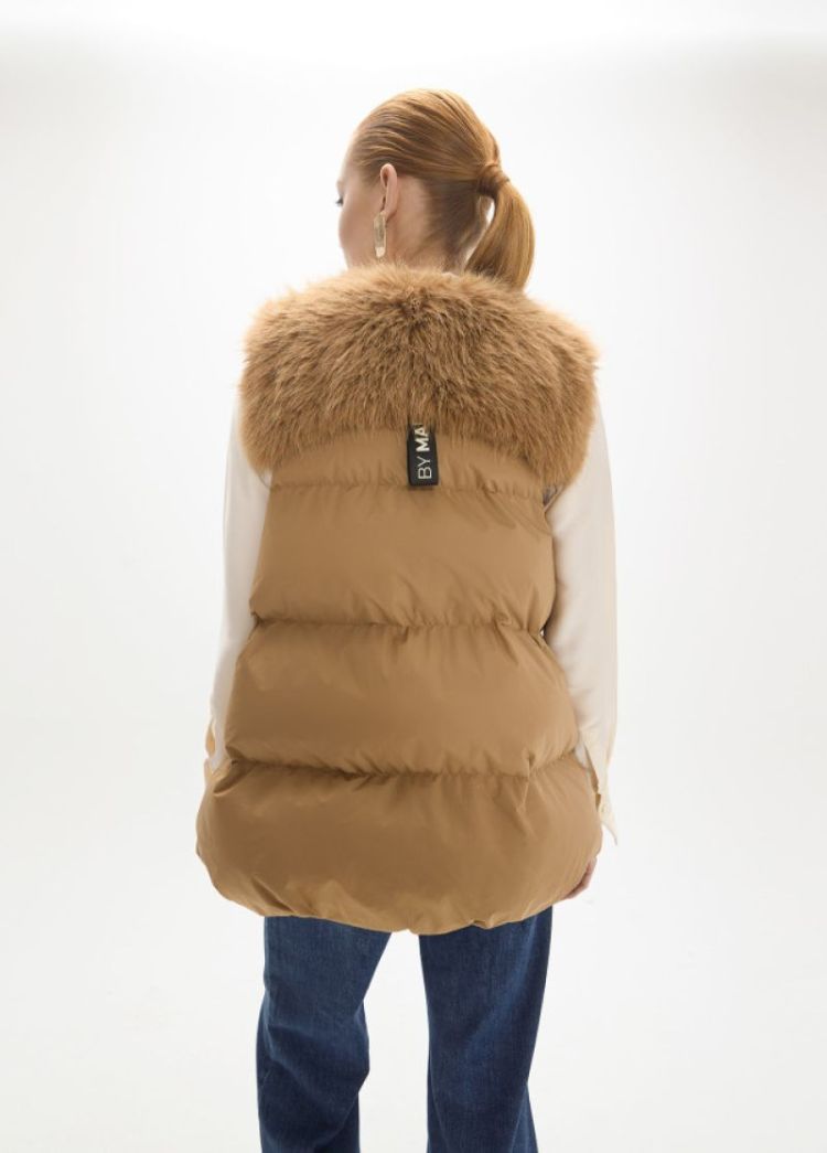 ANORAK CORTO CON CINTURON MARRON
