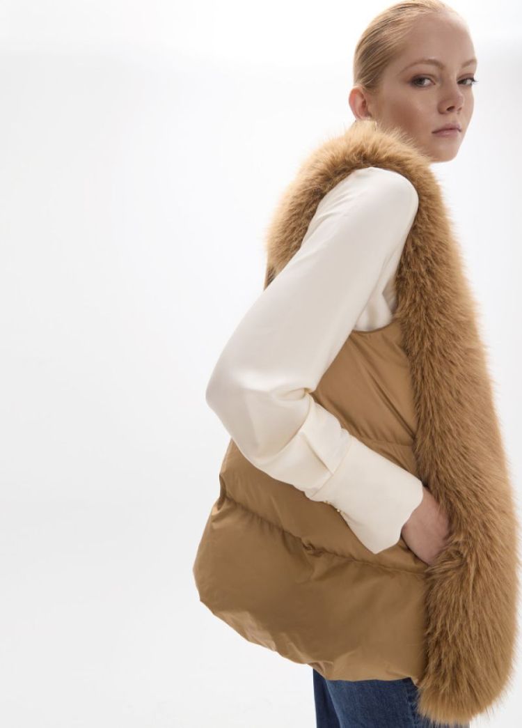 ANORAK CORTO CON CINTURON MARRON