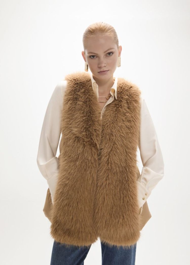 ANORAK CORTO CON CINTURON MARRON